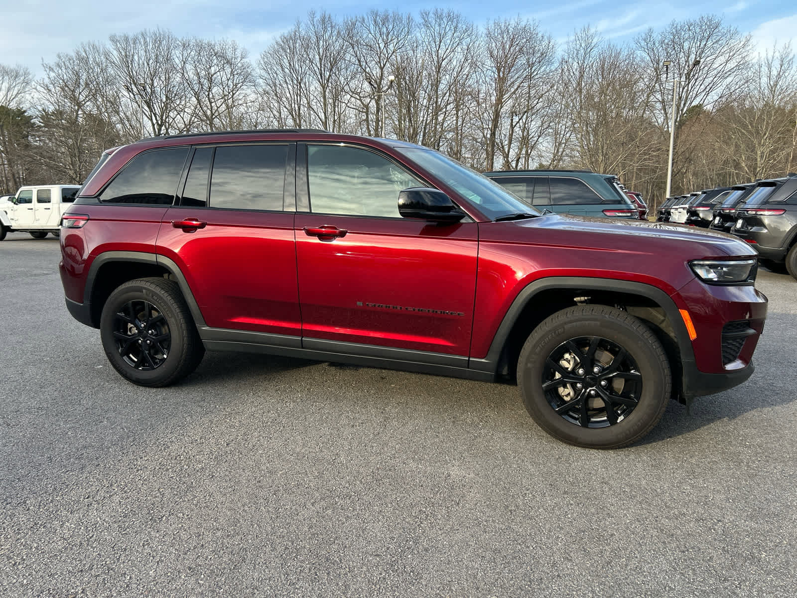 Used 2025 Jeep Grand Cherokee 4WD image 2