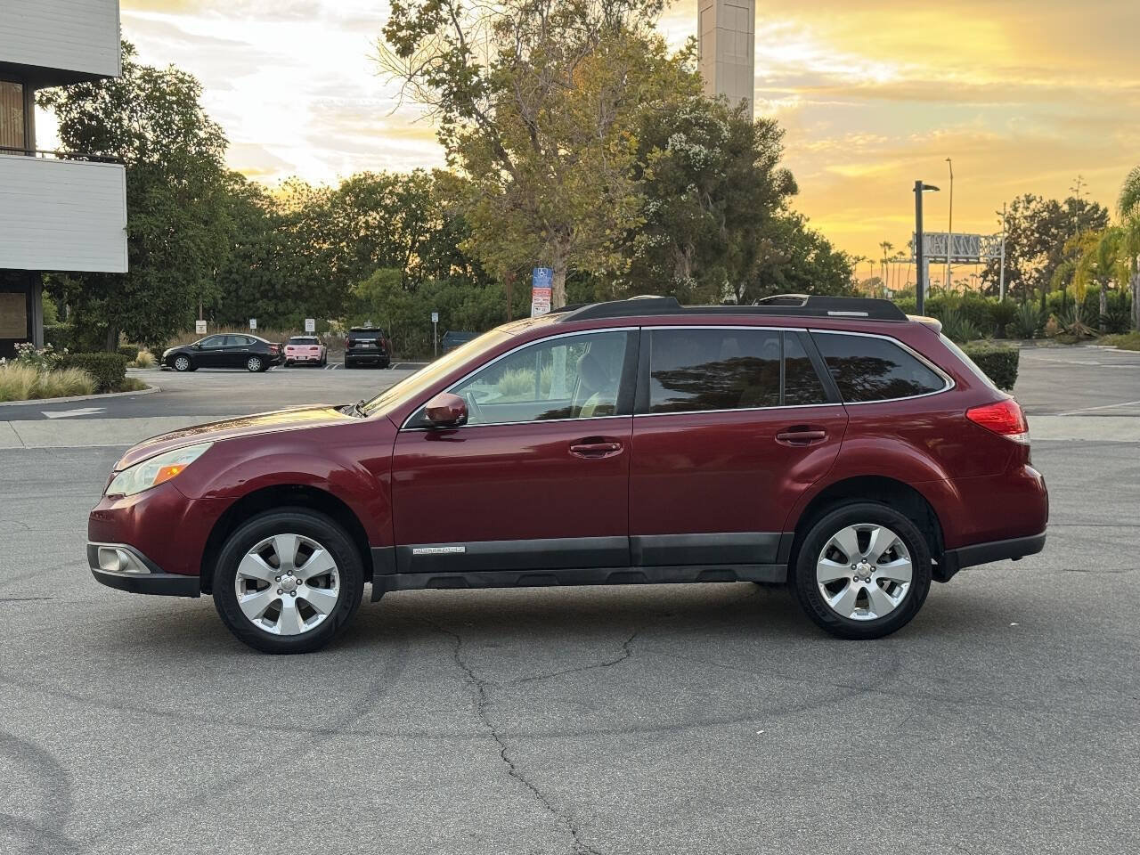 Used 2011 Subaru Outback 2.5i Premium w/ All-Weather Pkg AWD/4WD image 3