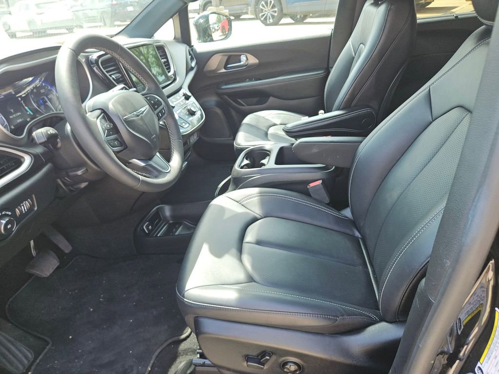 Used 2025 Chrysler Pacifica Select image 11
