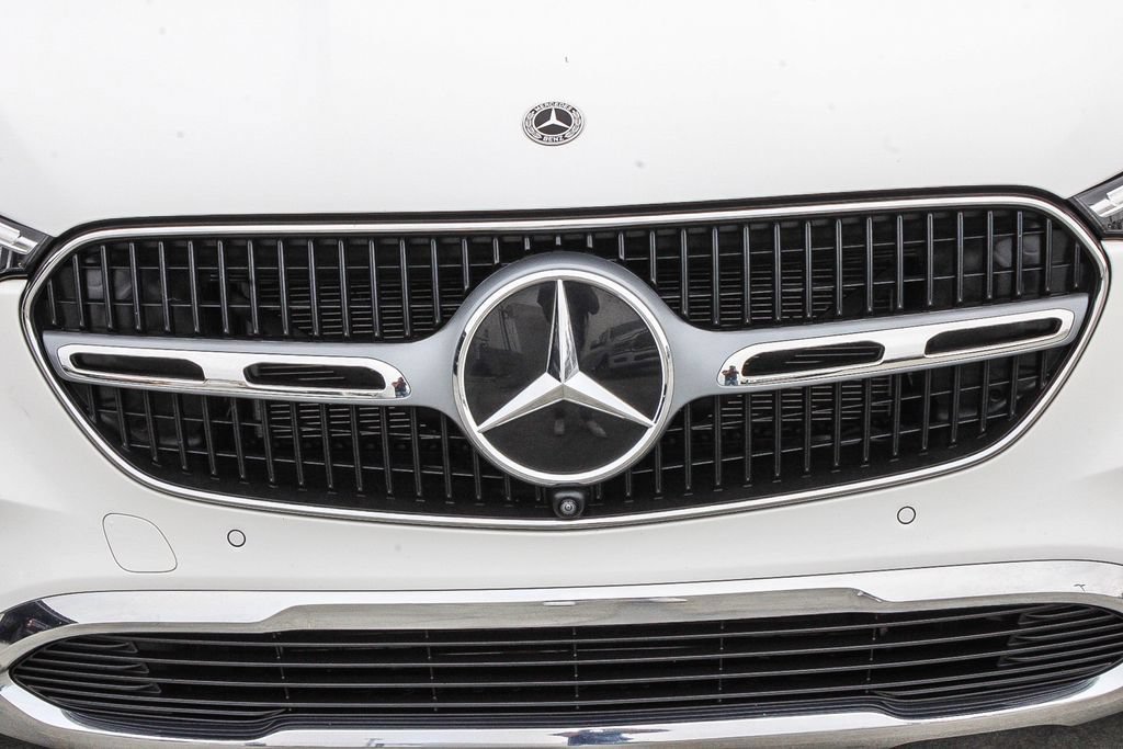 Used 2025 Mercedes-Benz GLC 300 4MATIC image 6