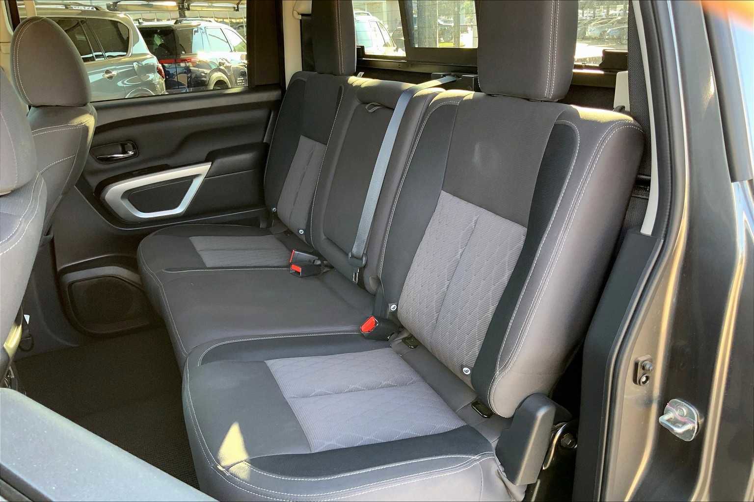 Used 2024 Nissan Titan SV w/ SV Convenience Package image 17