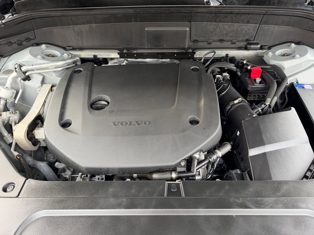 Certified 2025 Volvo XC90 B6 Plus image 36
