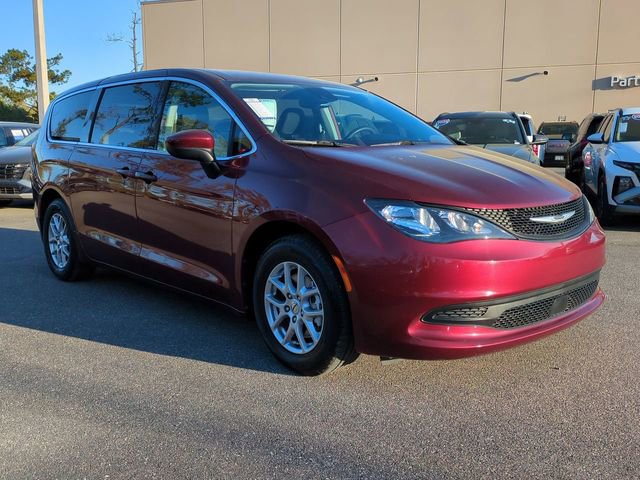 Used 2023 Chrysler Voyager LX image 3