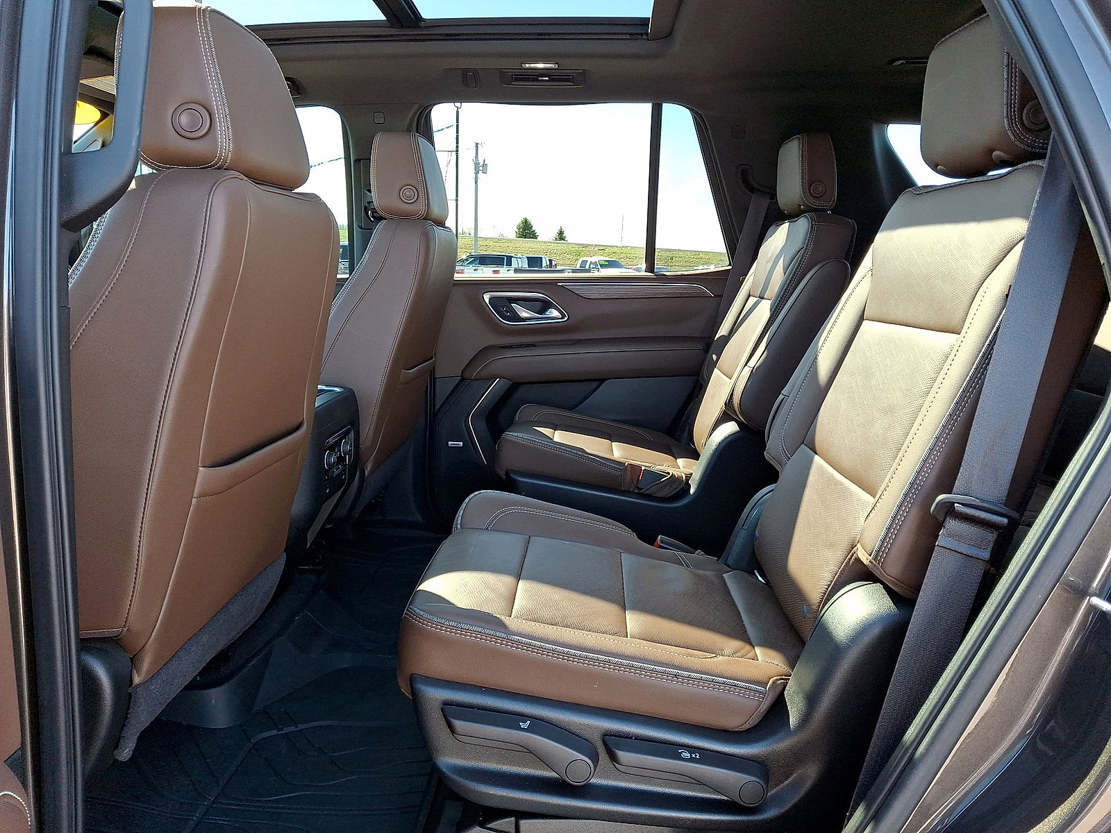 Used 2021 Chevrolet Tahoe High Country w/ Premium Package AWD/4WD image 20