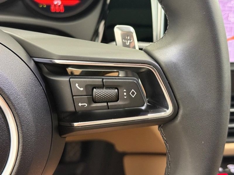 Certified 2025 Porsche Macan AWD/4WD image 21