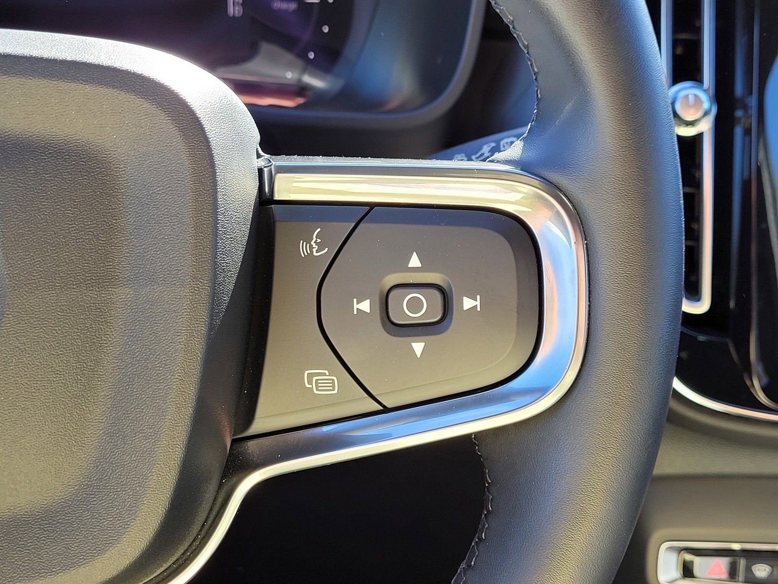 Certified 2023 Volvo XC40 Recharge Ultimate w/ Protection Package Premier image 21