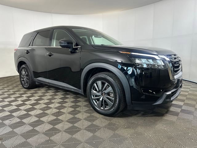 Used 2022 Nissan Pathfinder S image 2