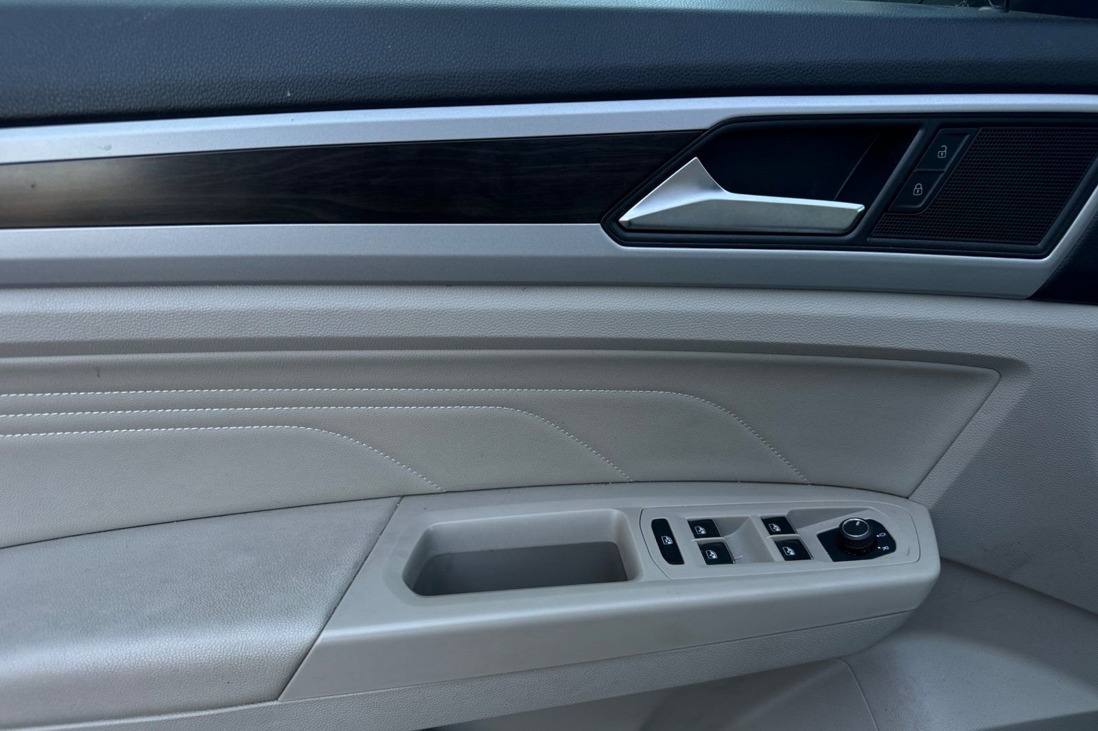 Used 2023 Volkswagen Atlas SE image 12