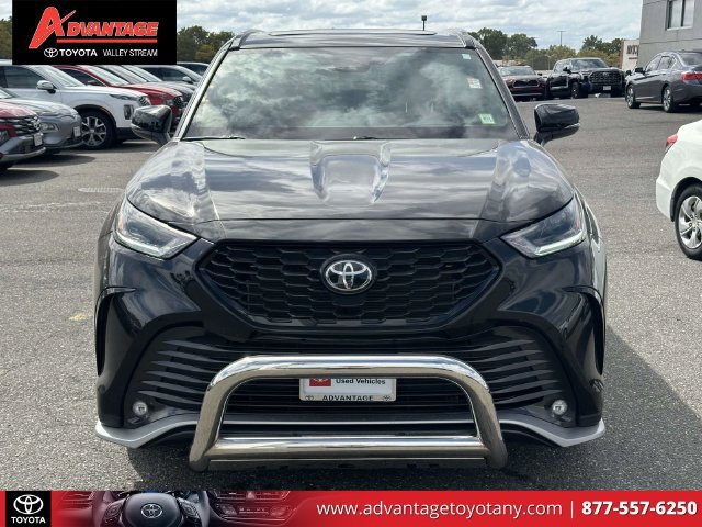 Used 2022 Toyota Highlander XSE AWD/4WD image 2