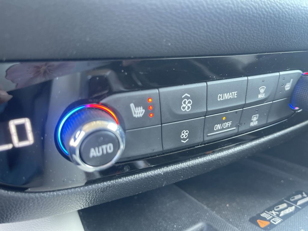 Used 2024 Buick Enclave Essence w/ Technology Package image 28