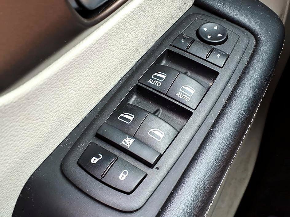 Used 2023 Chrysler Voyager LX FWD image 16