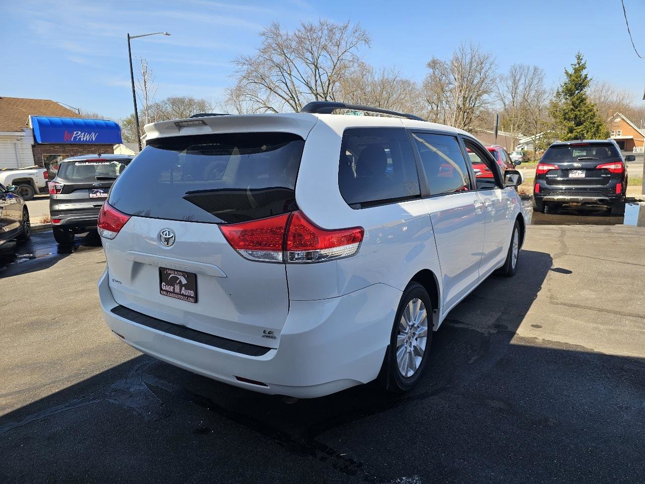 Used 2012 Toyota Sienna LE w/ Towing Pkg image 11