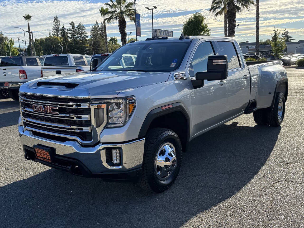 Used 2023 GMC Sierra 3500 SLE w/ SLE Value Package AWD/4WD image 2