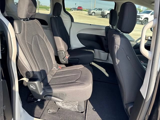 Used 2018 Chrysler Pacifica Touring Plus w/ Tire & Wheel Group FWD image 12