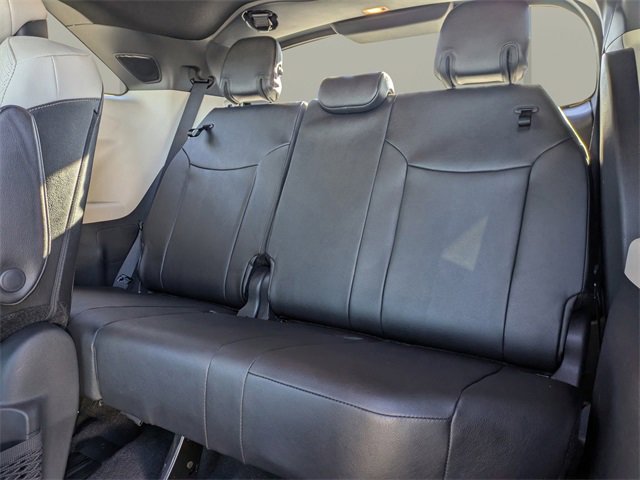Used 2025 Toyota Sienna Limited image 16