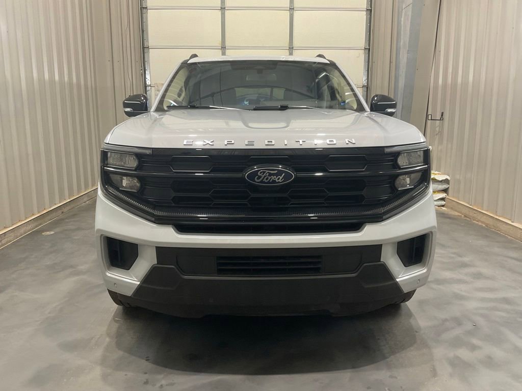 Used 2025 Ford Expedition Active RWD image 2