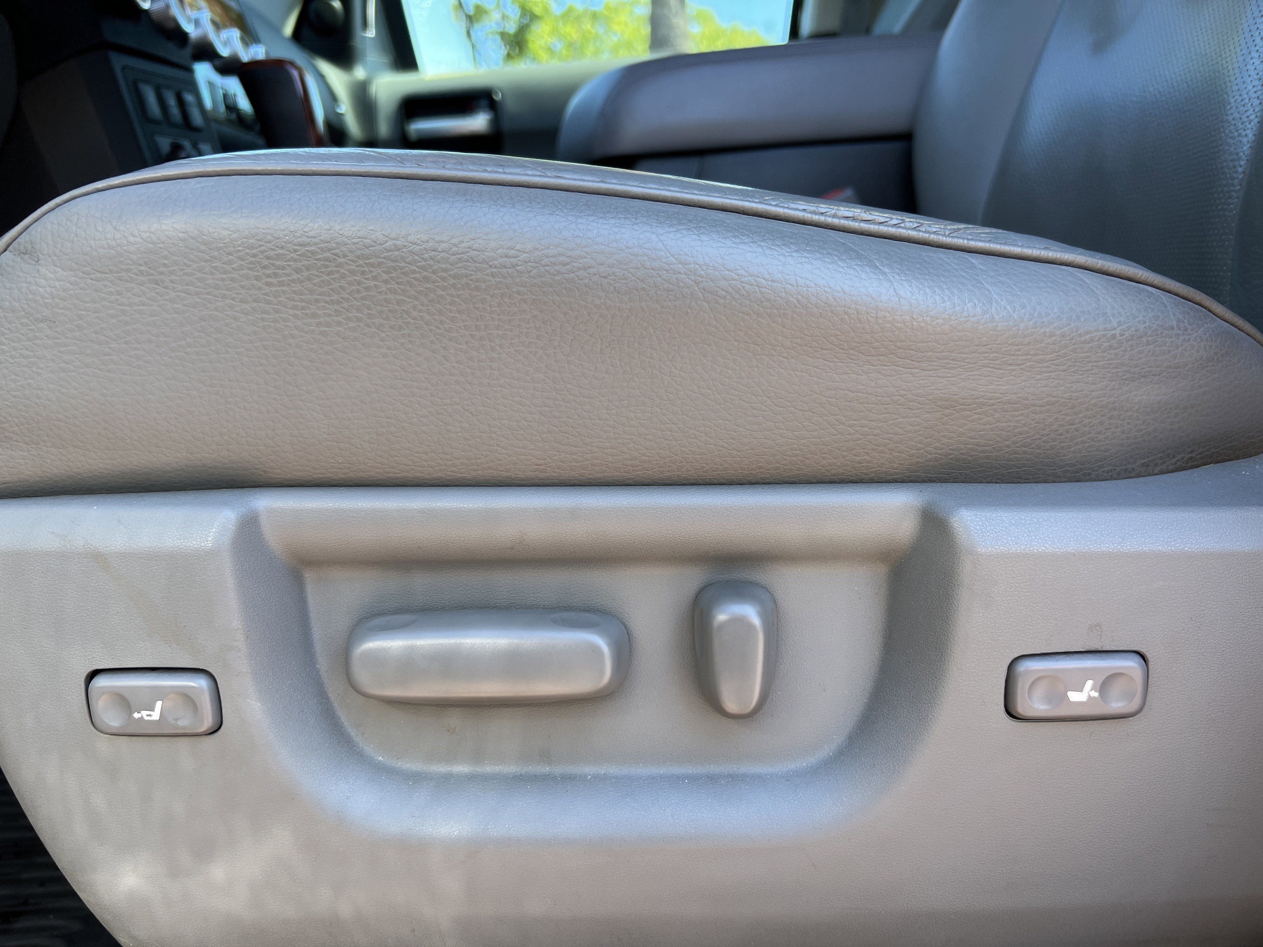 Used 2021 Toyota Sequoia Platinum AWD/4WD image 39