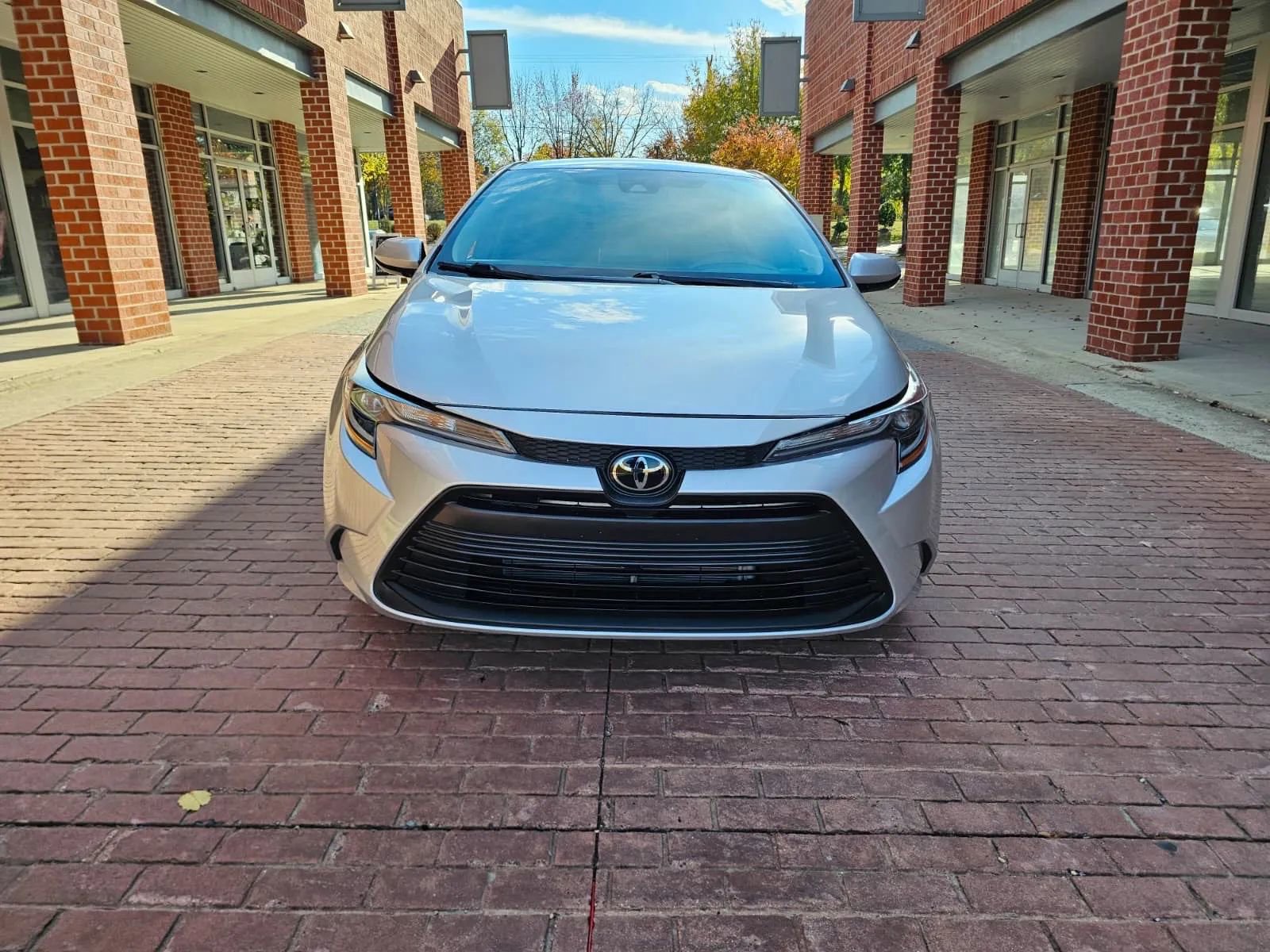 Used 2021 Toyota Corolla LE image 2