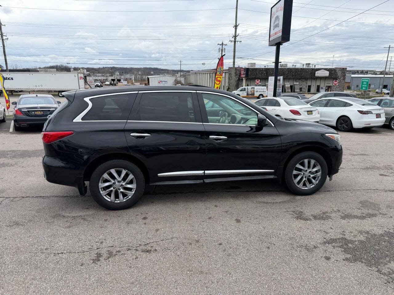 Used 2013 INFINITI JX35 AWD w/ Premium Pkg image 2