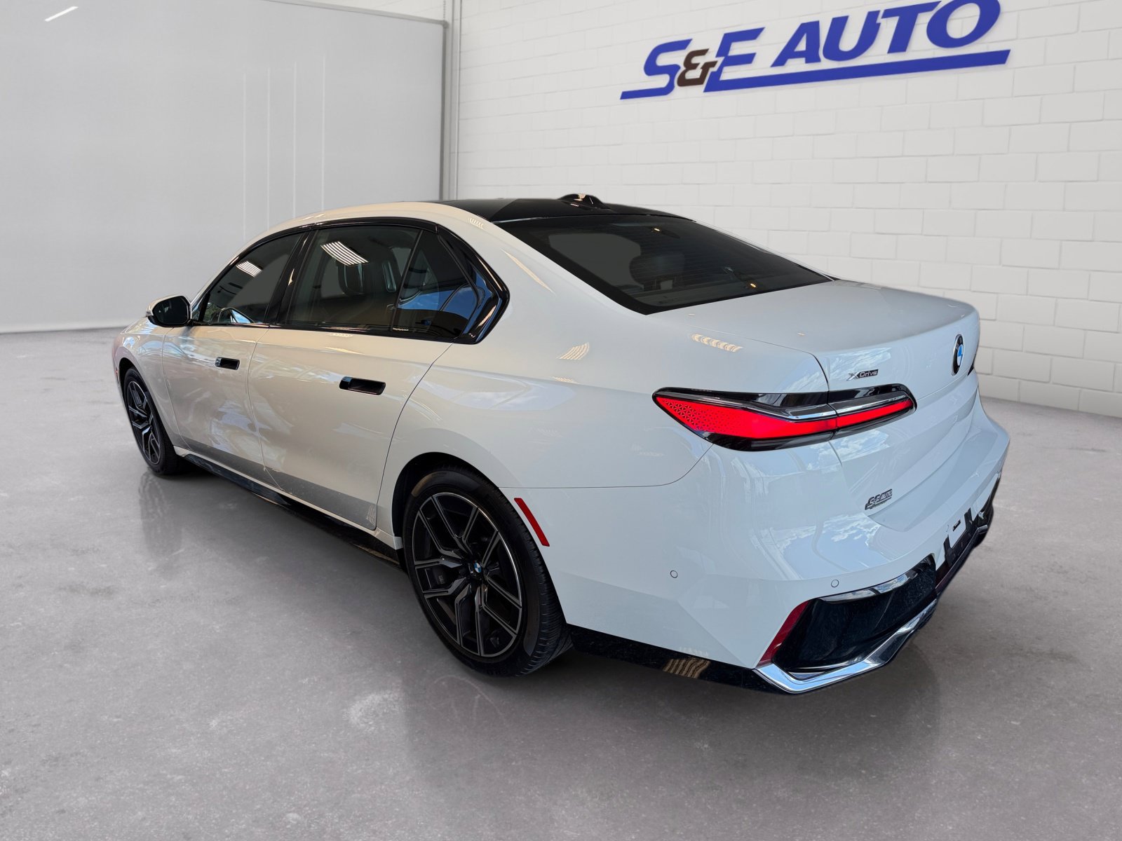Used 2025 BMW 740i xDrive AWD/4WD image 2