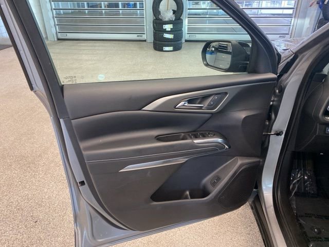 Used 2025 Chevrolet Traverse LT AWD/4WD image 24