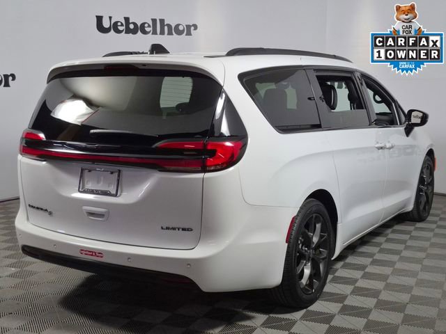 Used 2025 Chrysler Pacifica Limited image 7