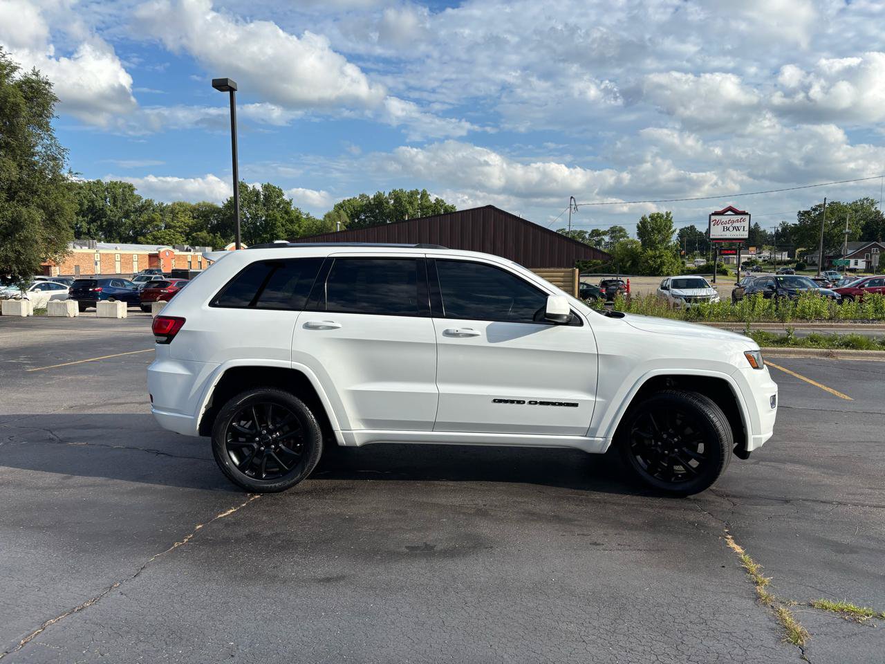 Used 2021 Jeep Grand Cherokee Altitude AWD/4WD image 10