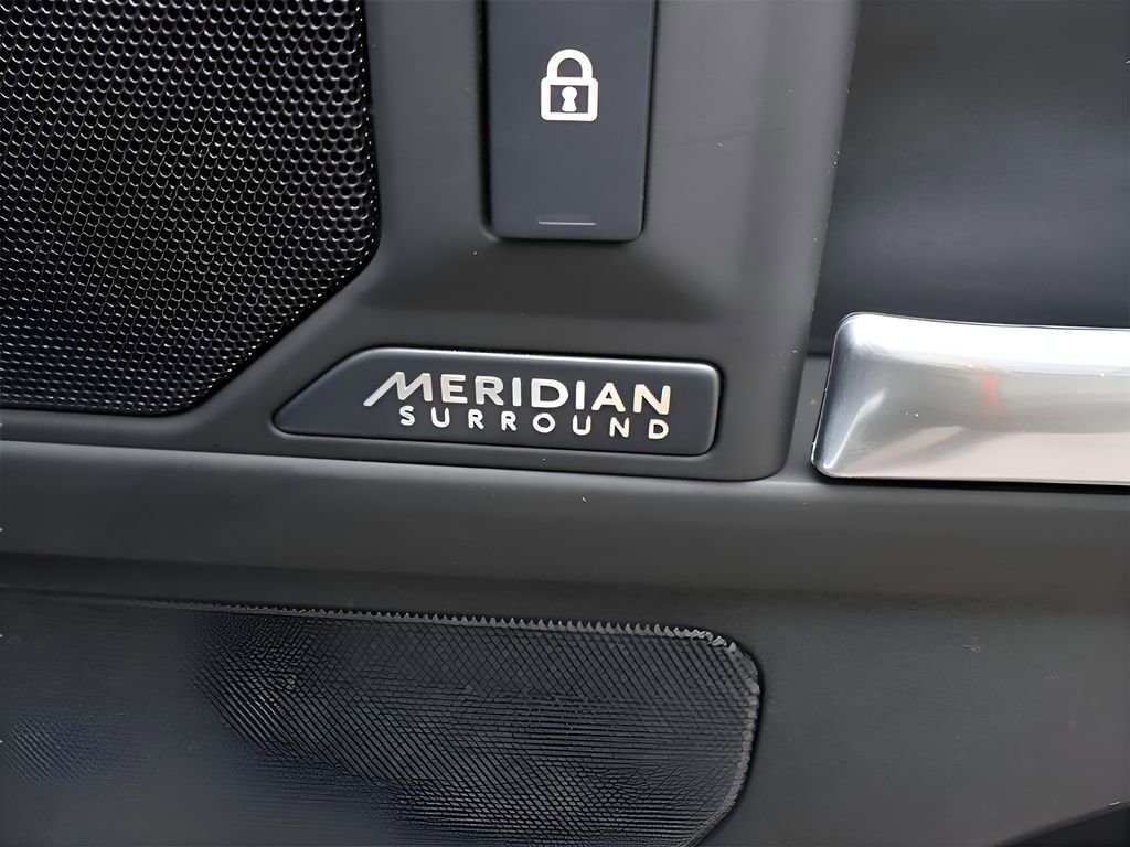 New 2025 Land Rover Defender 90 X-Dynamic SE image 18