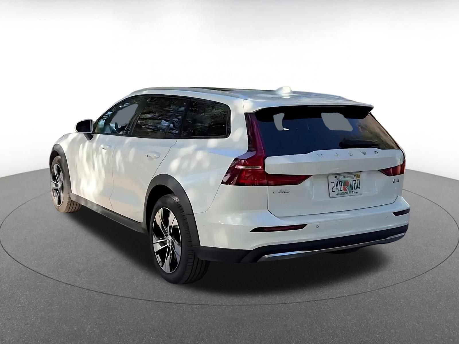 Used 2025 Volvo V60 B5 Cross Country Plus image 11