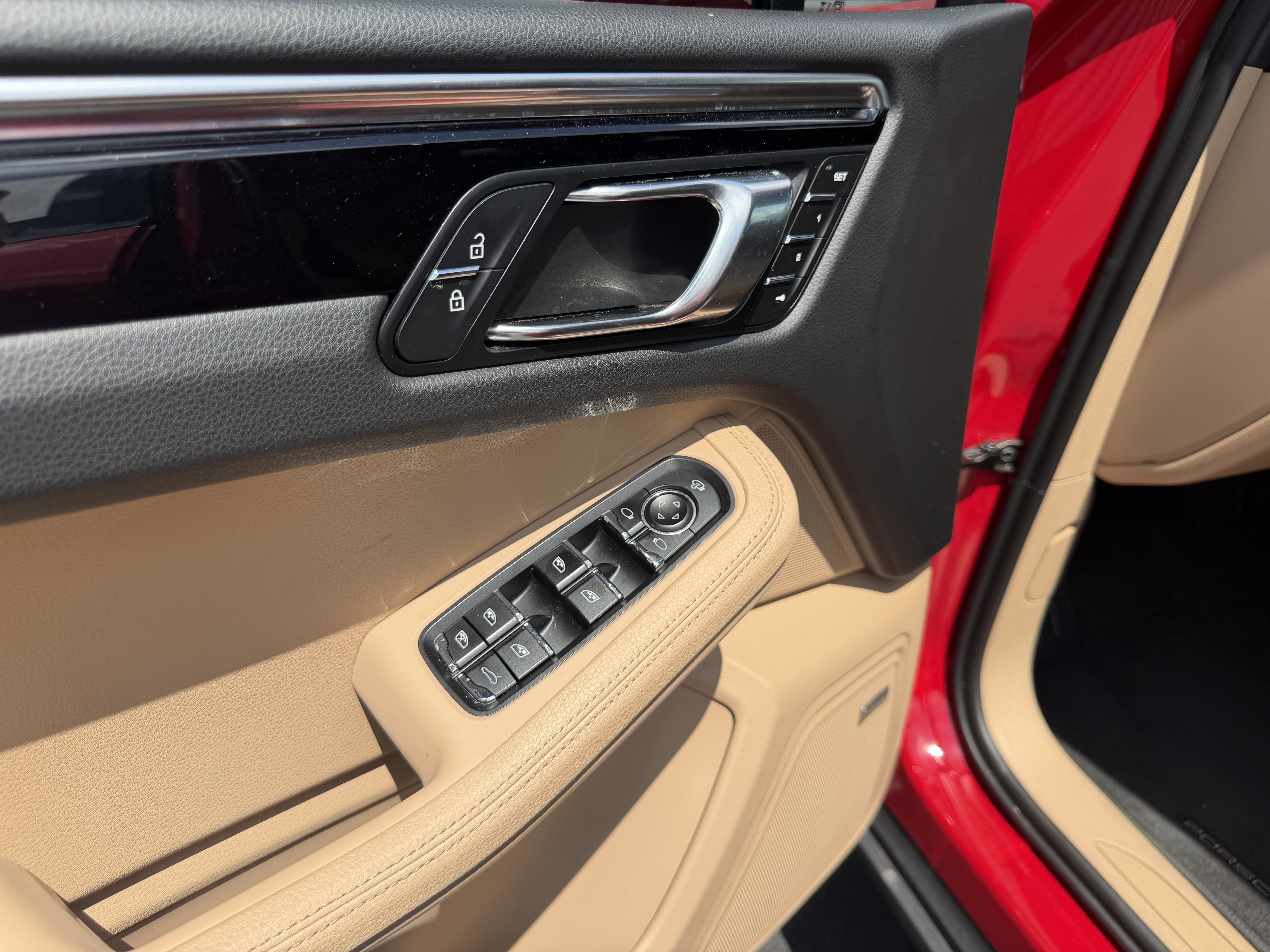 Certified 2024 Porsche Macan AWD/4WD image 23