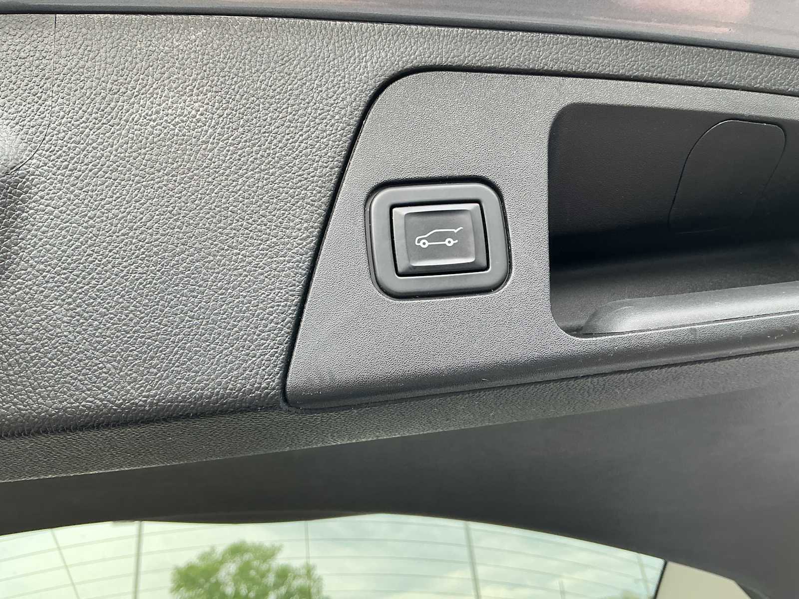 Used 2020 Buick Envision Essence w/ Experience Buick Package FWD image 31