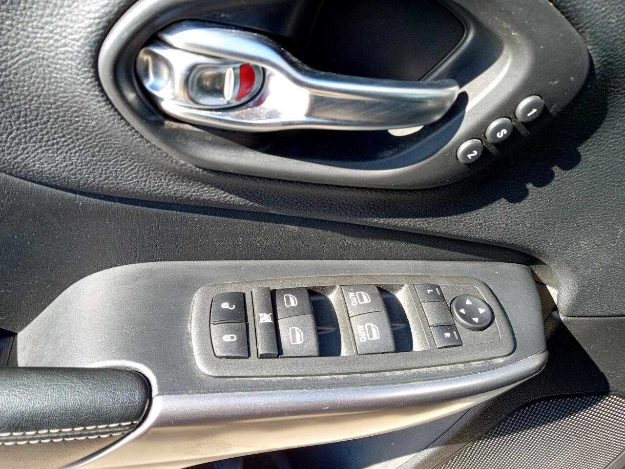 Used 2020 Jeep Cherokee Limited image 14