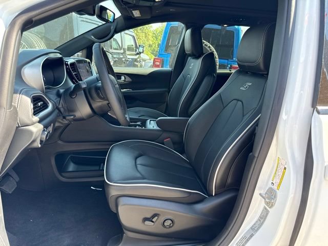 New 2027 Chrysler Pacifica Limited w/ Family Tech Group FWD image 14