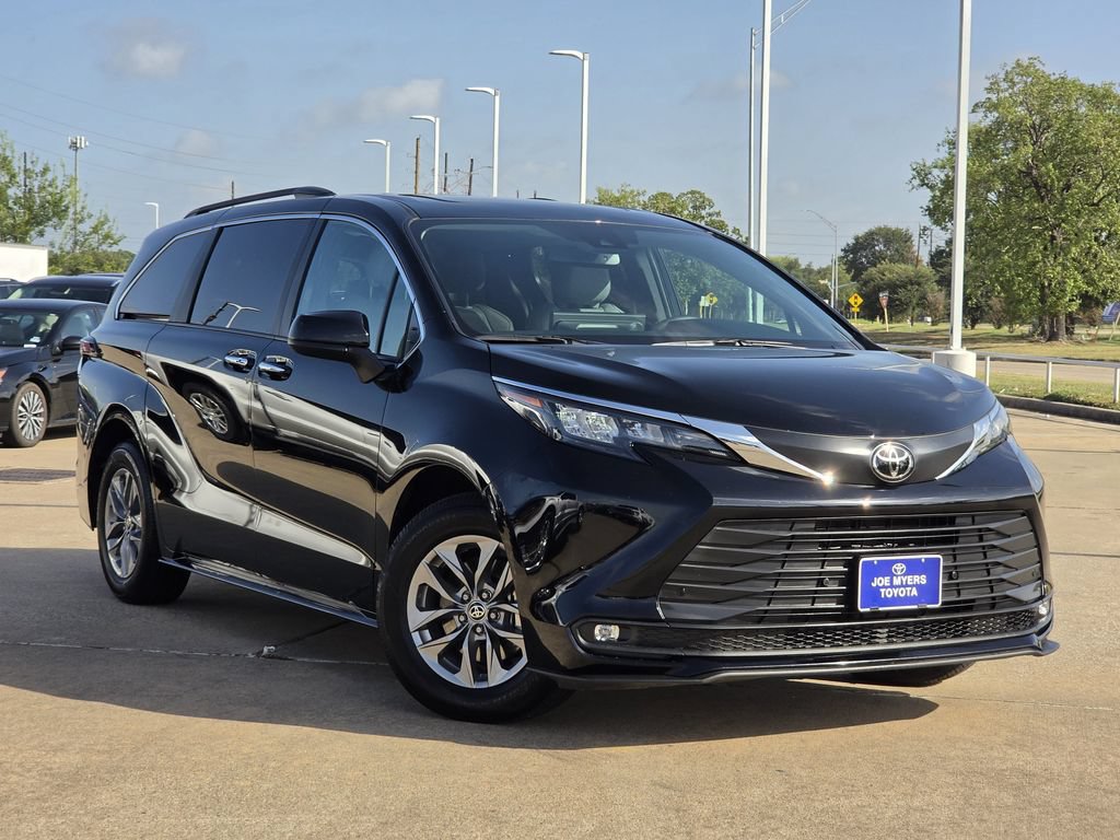 Used 2026 Toyota Sienna XLE FWD image 2