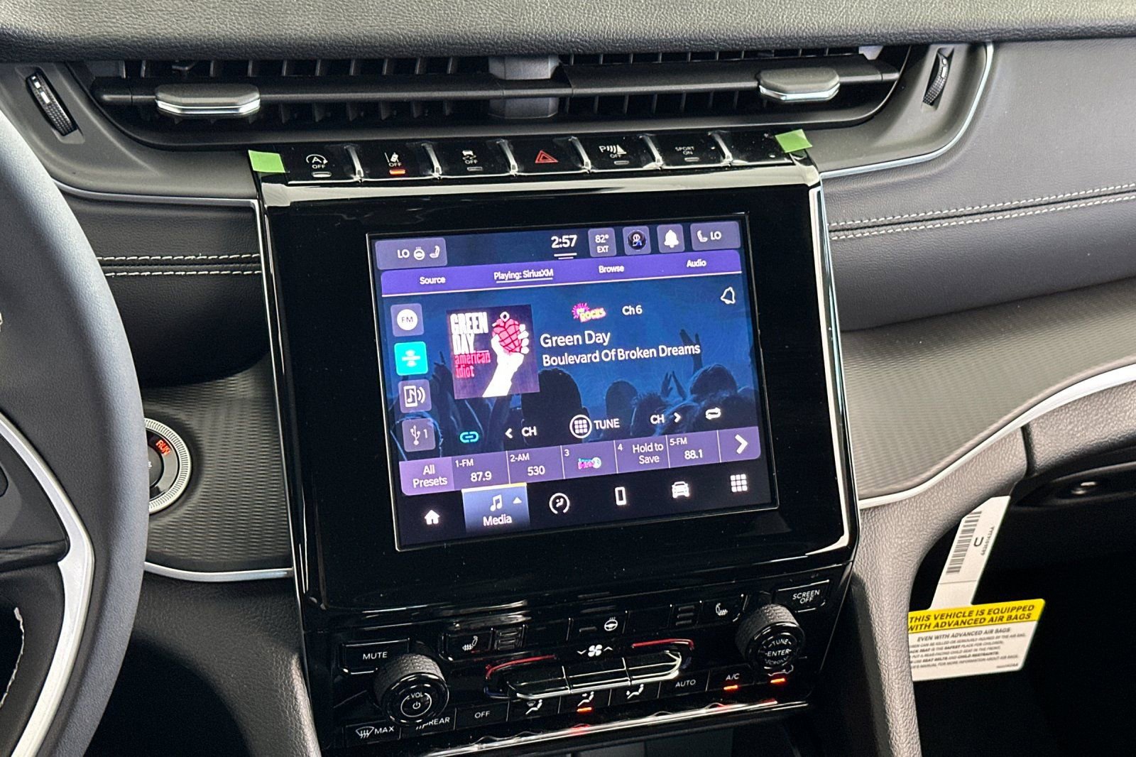 New 2025 Jeep Grand Cherokee Laredo w/ Luxury Tech Group I RWD image 21