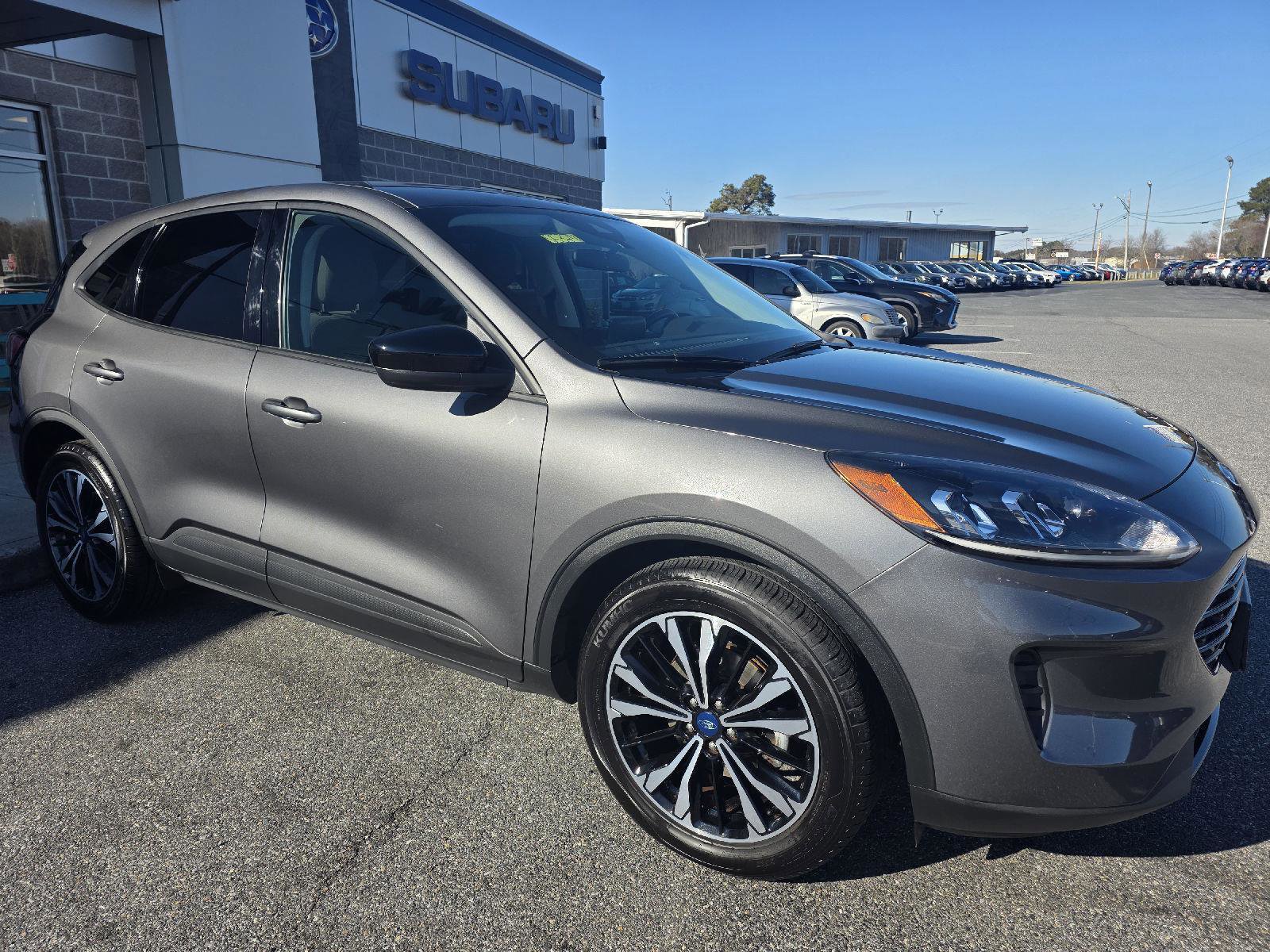 Used 2022 Ford Escape SE w/ SE Sport Appearance Package image 3