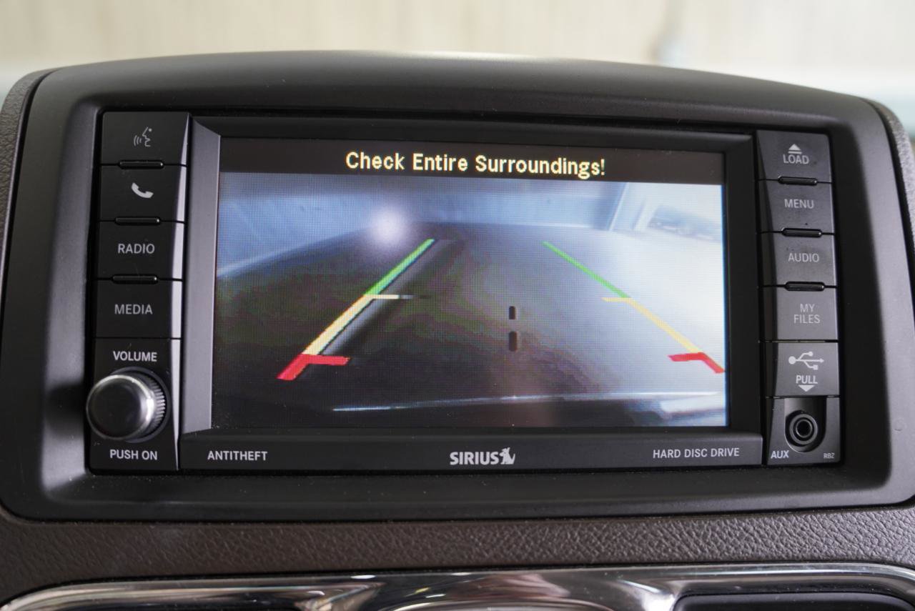 Used 2016 Chrysler Town & Country Touring FWD image 18
