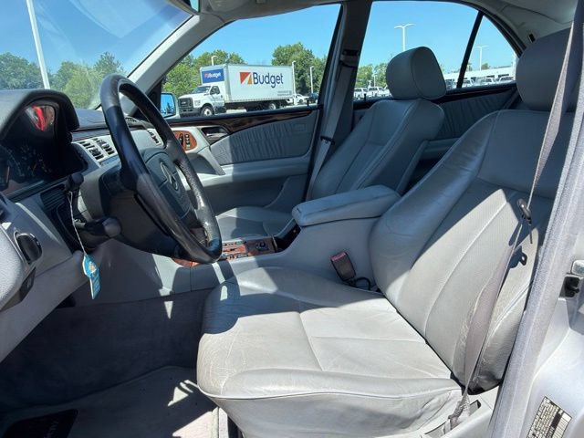 Used 1999 Mercedes-Benz E 320 4MATIC Sedan image 19