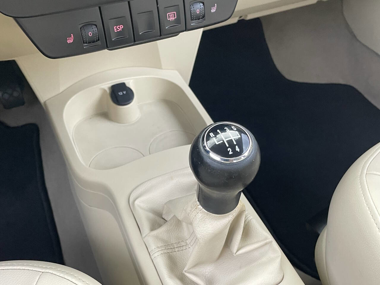 Used 2009 Volkswagen Beetle Base 2dr Coupe 5M image 28