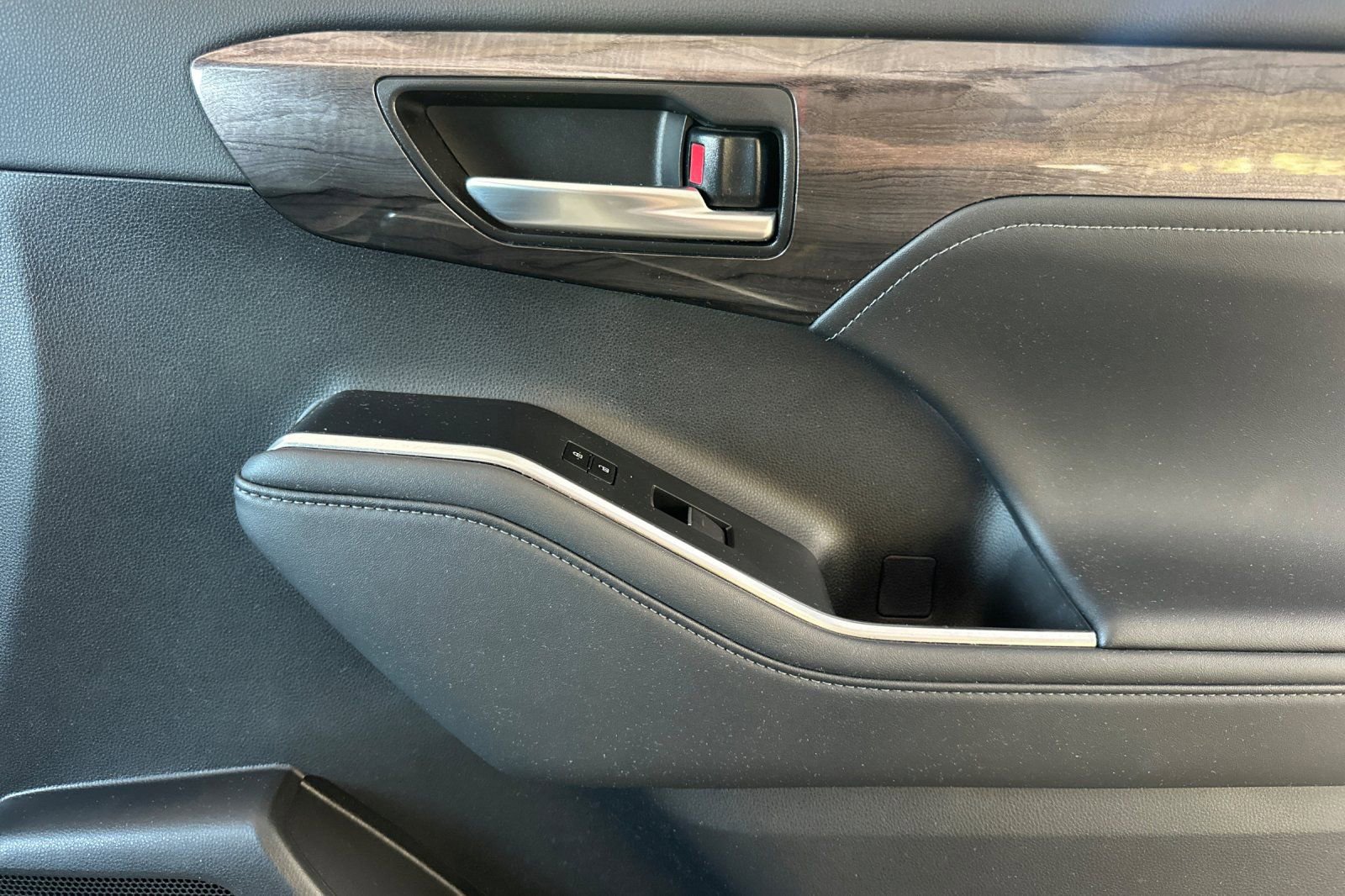 Used 2024 Toyota Highlander Limited image 21