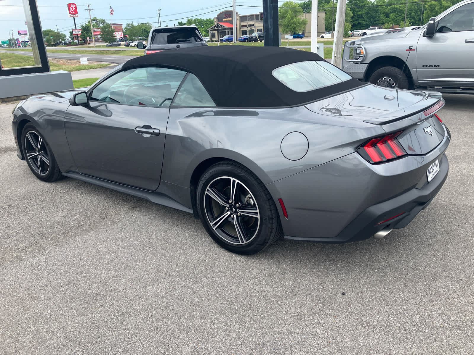 Used 2025 Ford Mustang Premium RWD image 5