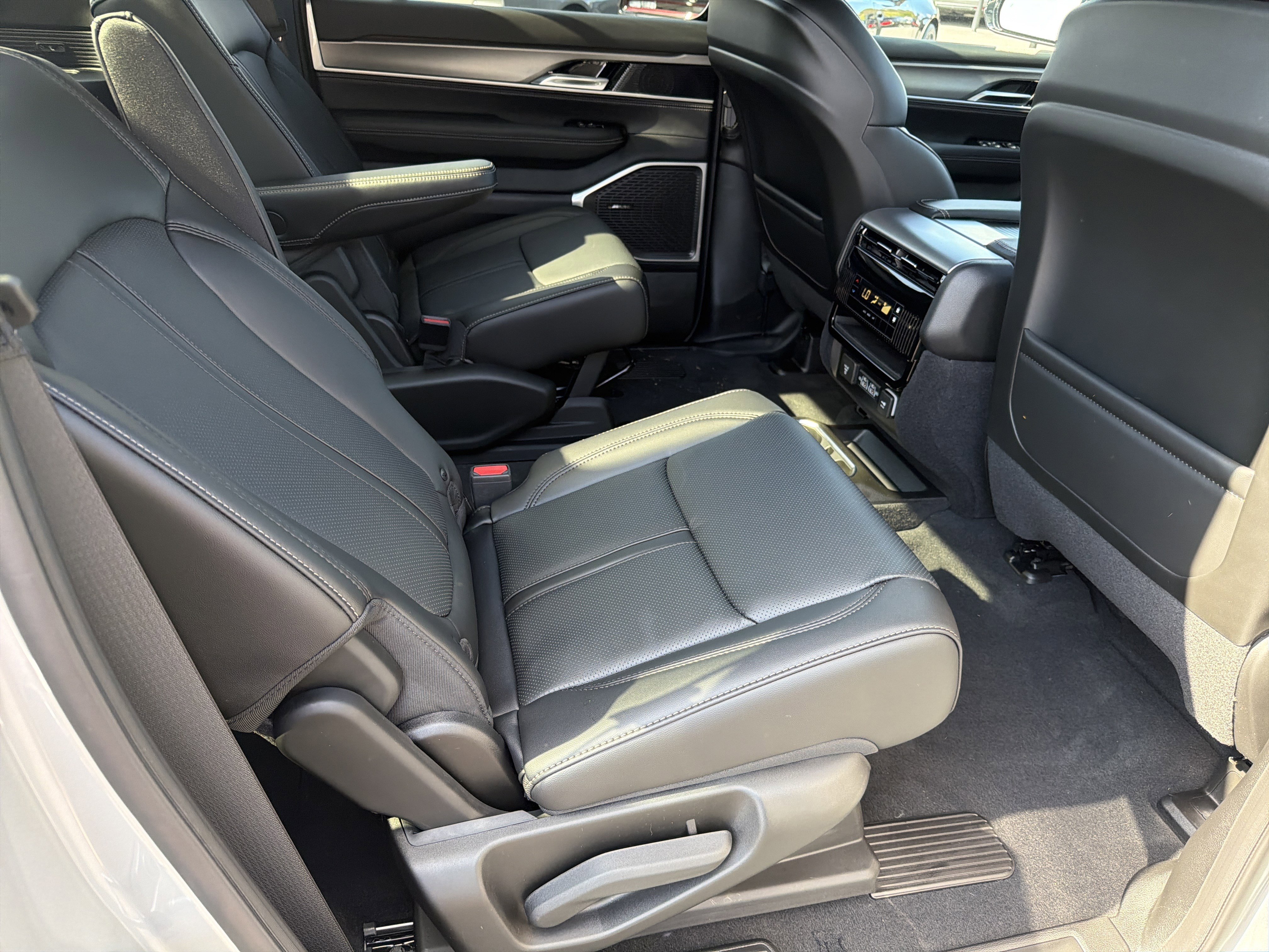 New 2026 Jeep Grand Wagoneer L 2WD image 18