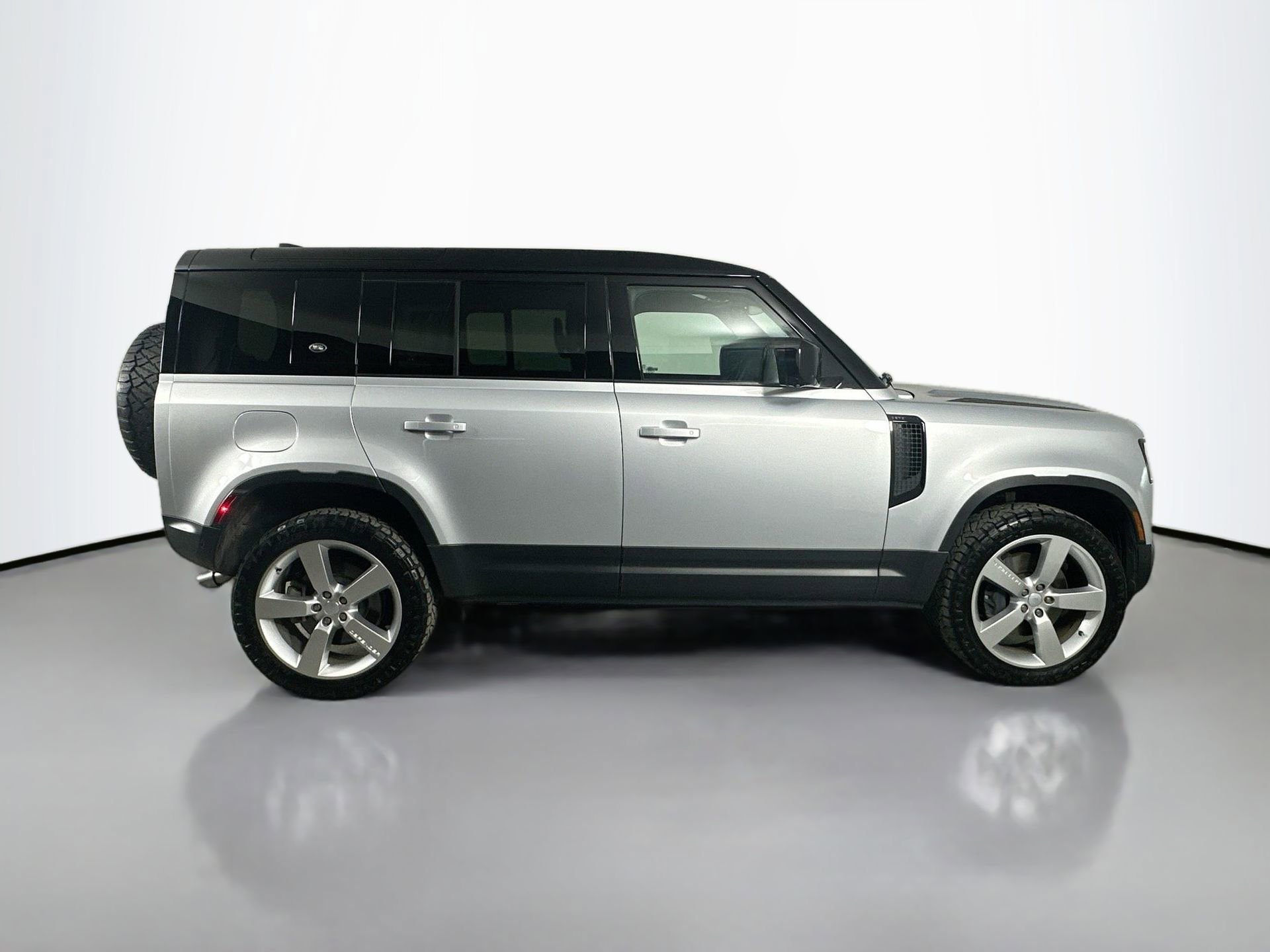 Used 2024 Land Rover Defender 110 SE image 4