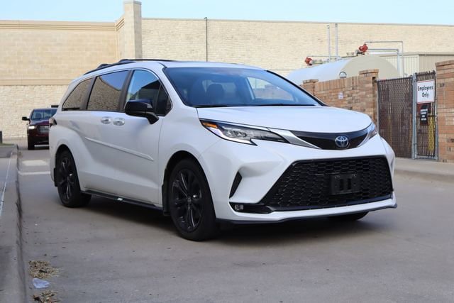 Used 2023 Toyota Sienna XSE w/ XSE Plus Package FWD image 2