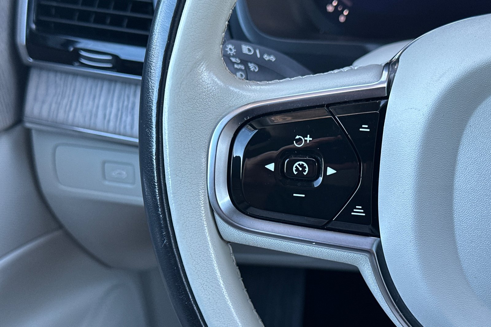 Certified 2023 Volvo XC90 B6 Plus w/ Protection Package Premier AWD/4WD image 30