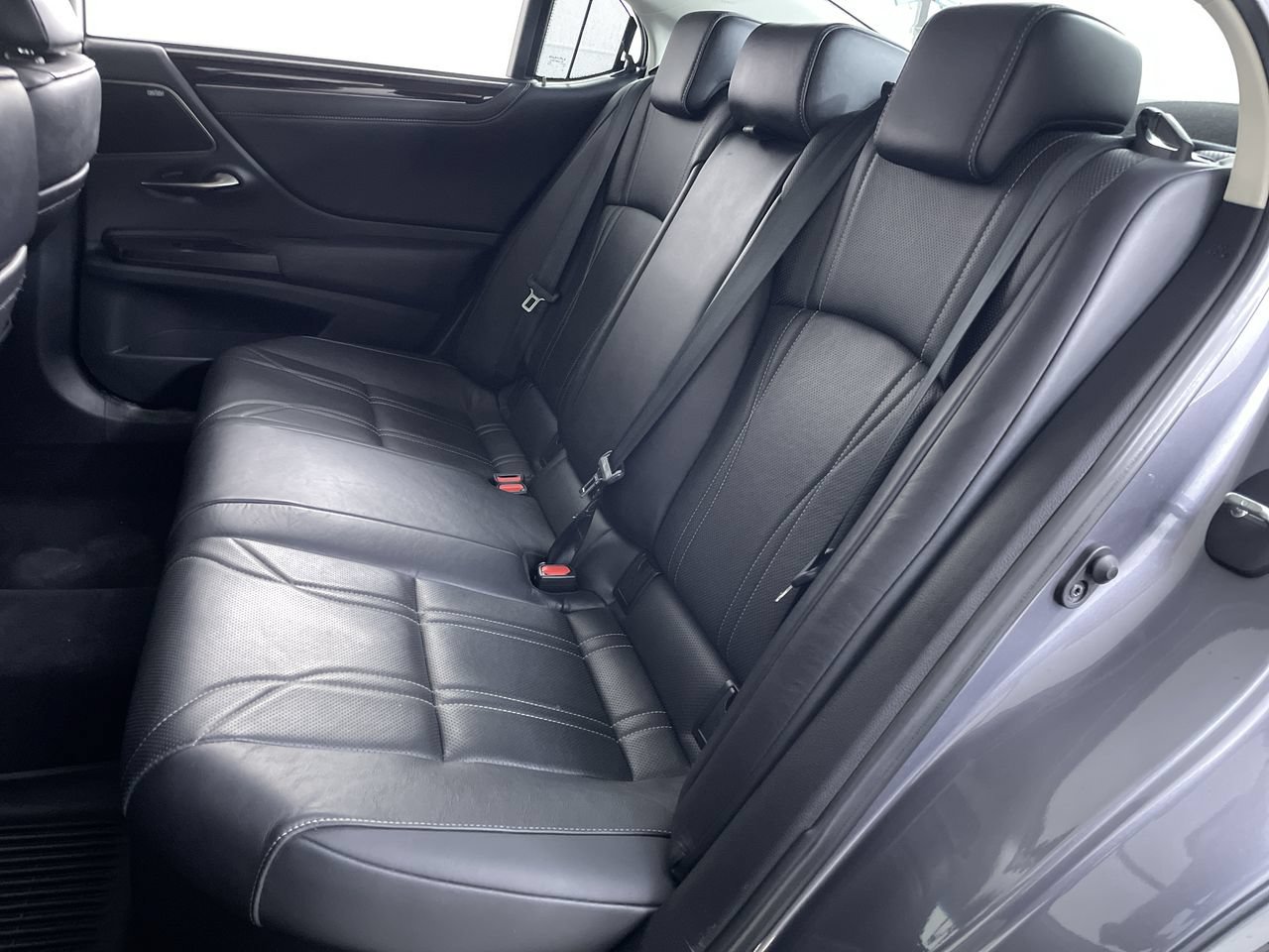 Used 2020 Lexus ES 300h Ultra Luxury w/ Accessory Package 2 FWD image 21