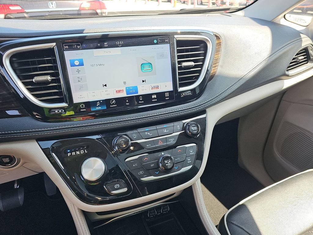Used 2024 Chrysler Pacifica Limited image 9
