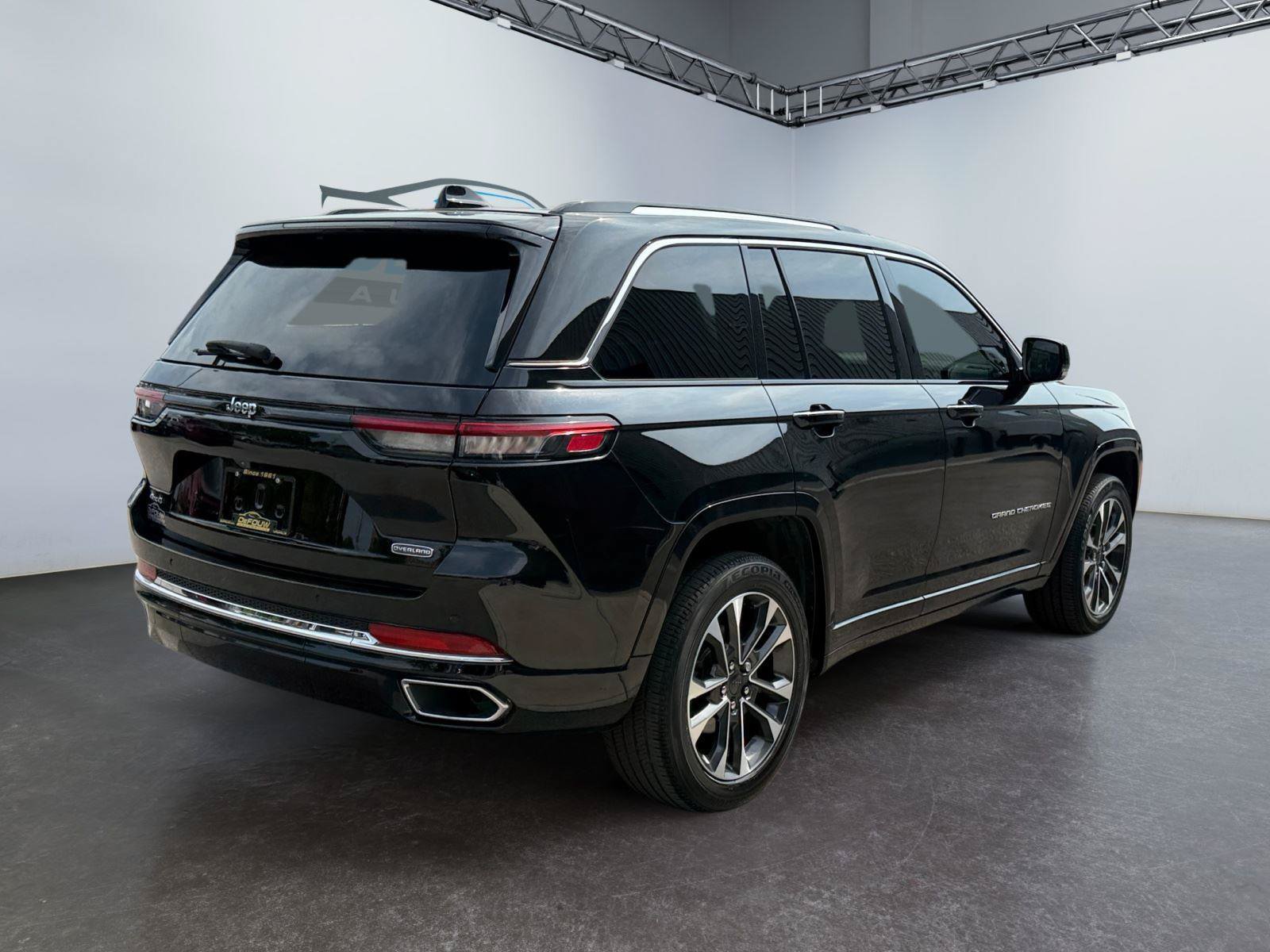 Used 2023 Jeep Grand Cherokee Overland AWD/4WD image 3