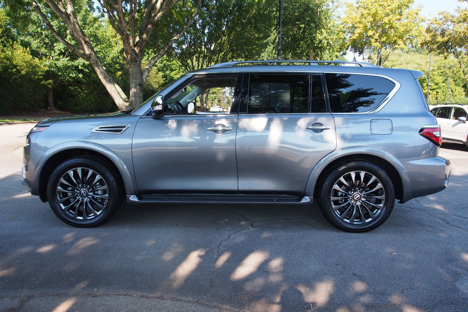 Used 2023 Nissan Armada Platinum w/ Captain's Chairs Package AWD/4WD image 4