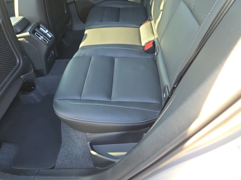 Certified 2025 Volvo XC40 B5 Plus w/ Protection Package Premier image 18